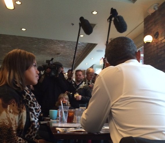 Τι συμβαίνει όταν ο Ομπάμα κάθεται δίπλα σας σε μια καφετέρια [εικόνες] | iefimerida.gr 1