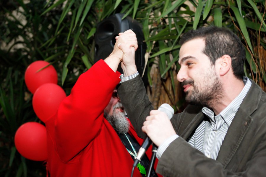 Ο Κραουνάκης ντυμένος στα κόκκινα της φωτιάς, στηρίζει τον υποψήφιο δήμαρχο του ΣΥΡΙΖΑ Γαβριήλ Σακελλαρίδη [εικόνες] | iefimerida.gr 0