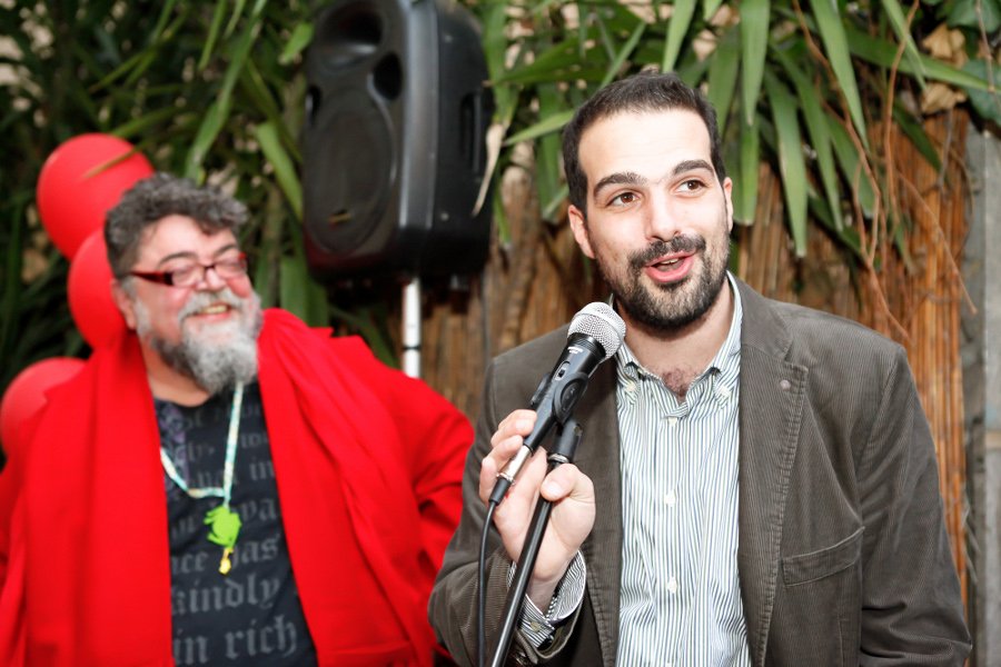 Ο Κραουνάκης ντυμένος στα κόκκινα της φωτιάς, στηρίζει τον υποψήφιο δήμαρχο του ΣΥΡΙΖΑ Γαβριήλ Σακελλαρίδη [εικόνες] | iefimerida.gr 1