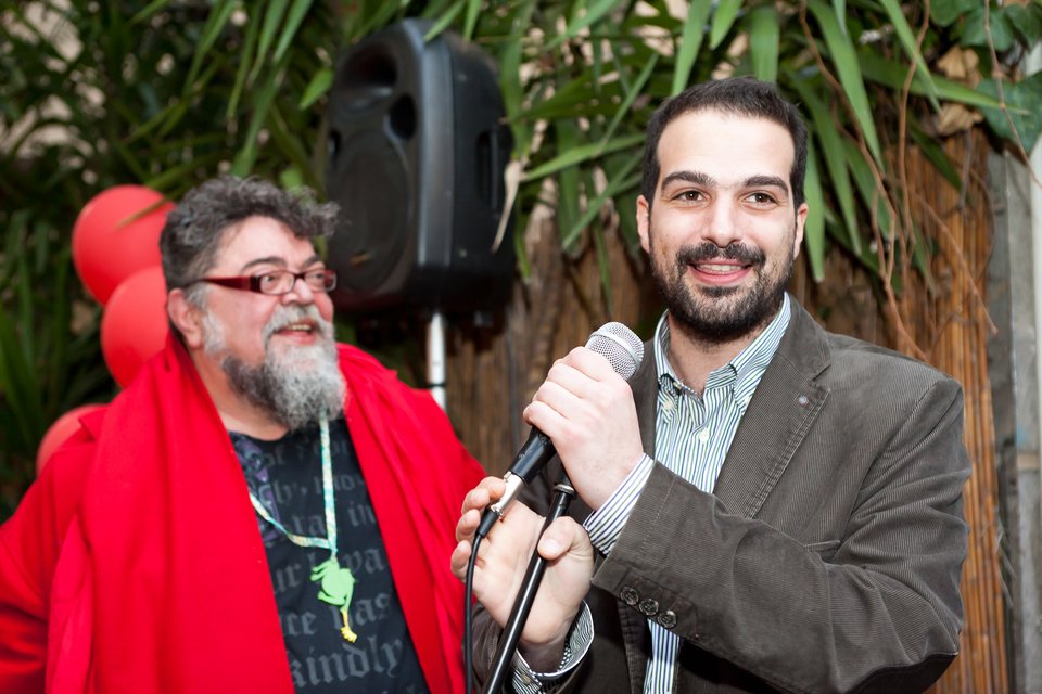 Ο Κραουνάκης ντυμένος στα κόκκινα της φωτιάς, στηρίζει τον υποψήφιο δήμαρχο του ΣΥΡΙΖΑ Γαβριήλ Σακελλαρίδη [εικόνες] | iefimerida.gr 2