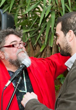 Ο Κραουνάκης ντυμένος στα κόκκινα της φωτιάς, στηρίζει τον υποψήφιο δήμαρχο του ΣΥΡΙΖΑ Γαβριήλ Σακελλαρίδη [εικόνες] | iefimerida.gr 3