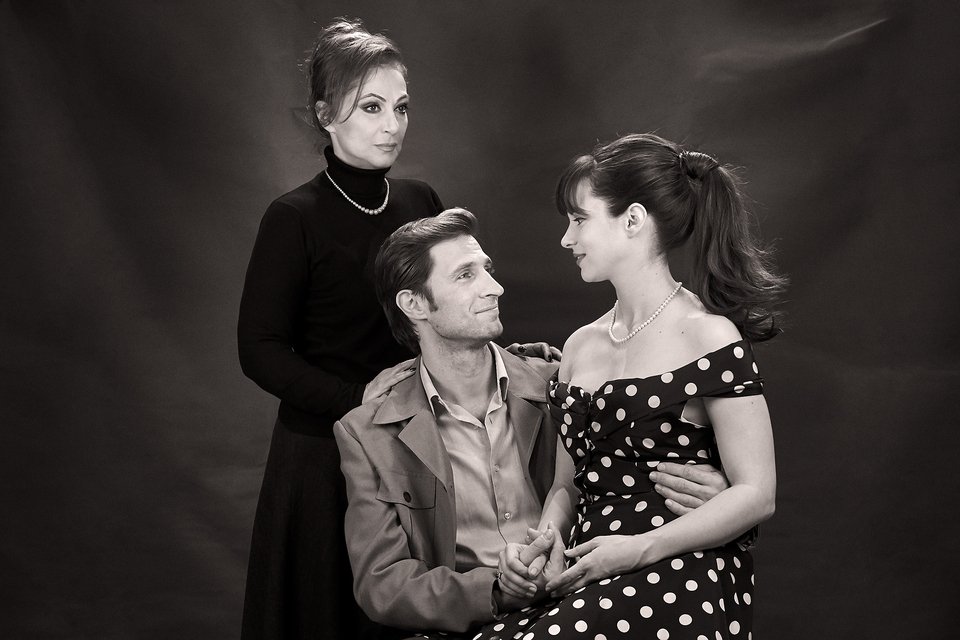 Επί σκηνής το βραβευμένο μυθιστόρημα «Νίκη» του Χωμενίδη με έναν εξαιρετικό θίασο [εικόνες]  | iefimerida.gr 1