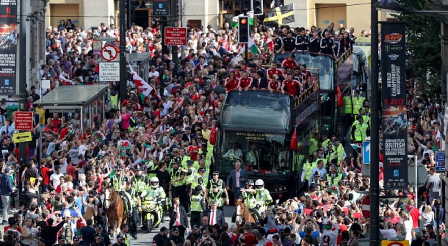 Ουαλία: 200.000 φίλαθλοι στην υποδοχή της Εθνικής [εικόνες] | iefimerida.gr 0