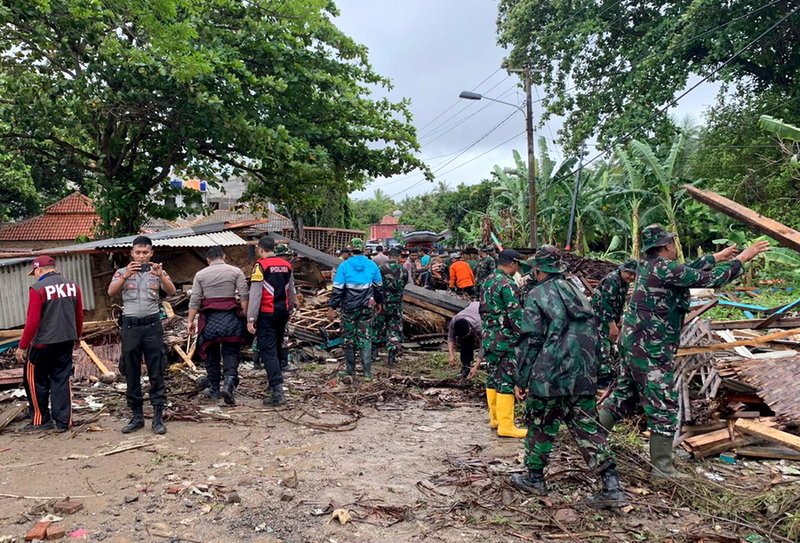 Ινδονησία: Απίστευτη τραγωδία, 222 νεκροί & 843 τραυματίες από το τσουνάμι [εικόνες & βίντεο] | iefimerida.gr 13