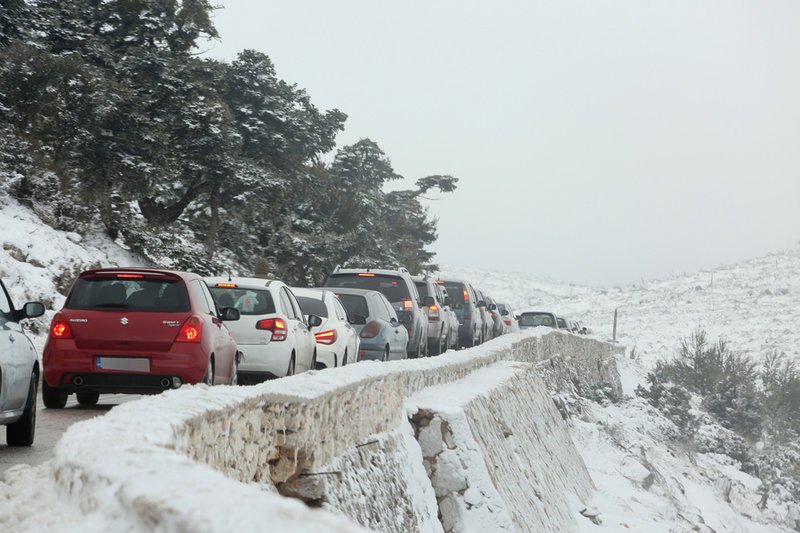 Οι Αθηναίοι πήραν τα βουνά για λίγο χιόνι -Παιχνίδια αλλά και μποτιλιάρισμα σε Πάρνηθα και Πεντέλη [εικόνες] | iefimerida.gr 10