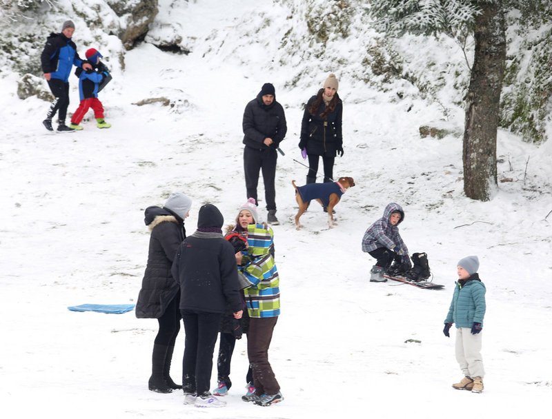 Οι Αθηναίοι πήραν τα βουνά για λίγο χιόνι -Παιχνίδια αλλά και μποτιλιάρισμα σε Πάρνηθα και Πεντέλη [εικόνες] | iefimerida.gr 2