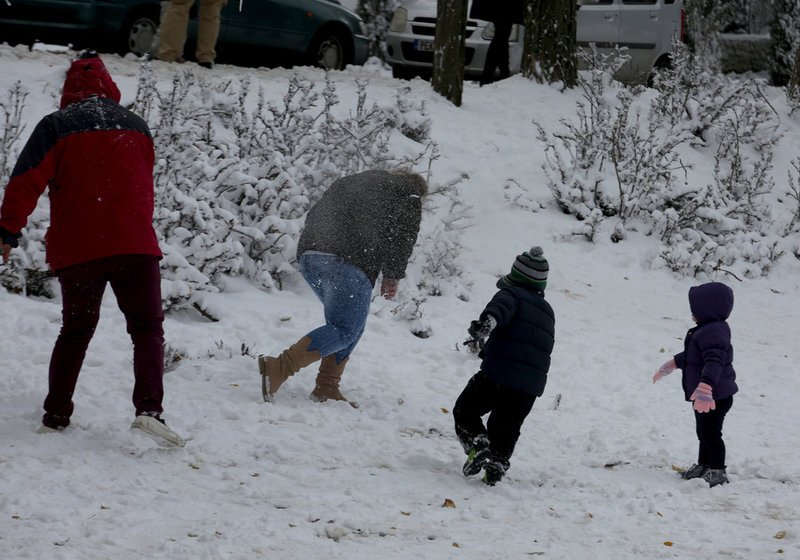 Οι Αθηναίοι πήραν τα βουνά για λίγο χιόνι -Παιχνίδια αλλά και μποτιλιάρισμα σε Πάρνηθα και Πεντέλη [εικόνες] | iefimerida.gr 0