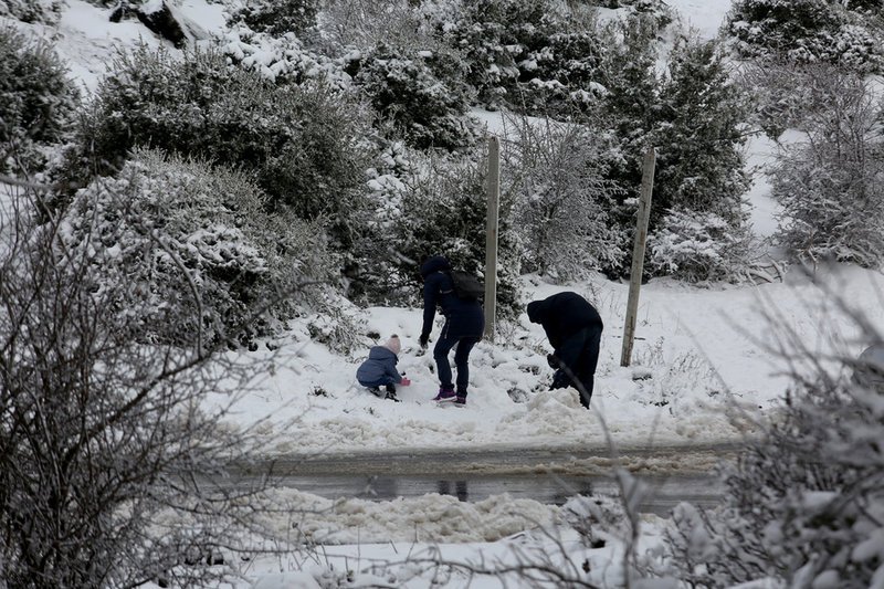 Οι Αθηναίοι πήραν τα βουνά για λίγο χιόνι -Παιχνίδια αλλά και μποτιλιάρισμα σε Πάρνηθα και Πεντέλη [εικόνες] | iefimerida.gr 1