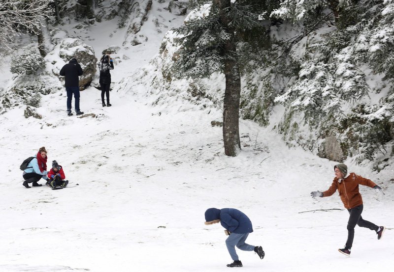 Οι Αθηναίοι πήραν τα βουνά για λίγο χιόνι -Παιχνίδια αλλά και μποτιλιάρισμα σε Πάρνηθα και Πεντέλη [εικόνες] | iefimerida.gr 3