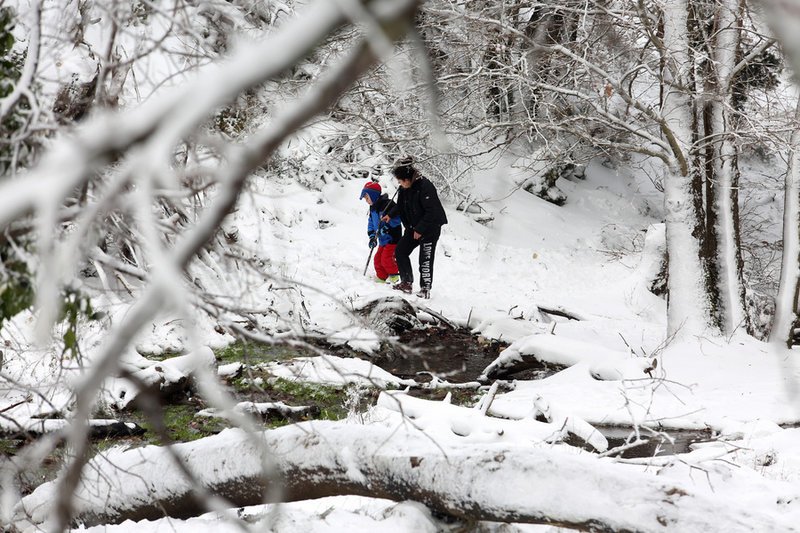 Οι Αθηναίοι πήραν τα βουνά για λίγο χιόνι -Παιχνίδια αλλά και μποτιλιάρισμα σε Πάρνηθα και Πεντέλη [εικόνες] | iefimerida.gr 4
