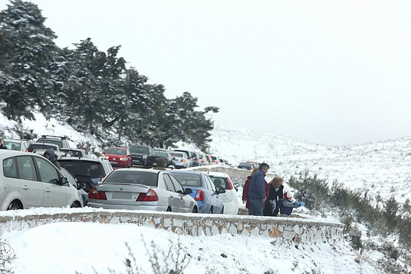 Οι Αθηναίοι πήραν τα βουνά για λίγο χιόνι -Παιχνίδια αλλά και μποτιλιάρισμα σε Πάρνηθα και Πεντέλη [εικόνες] | iefimerida.gr 13