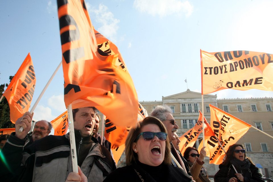 Καθηγητές αλυσοδέθηκαν έξω από τη Βουλή –Διαμαρτυρία κατά της διαθεσιμότητας [εικόνες] | iefimerida.gr 0