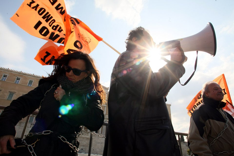 Καθηγητές αλυσοδέθηκαν έξω από τη Βουλή –Διαμαρτυρία κατά της διαθεσιμότητας [εικόνες] | iefimerida.gr 1