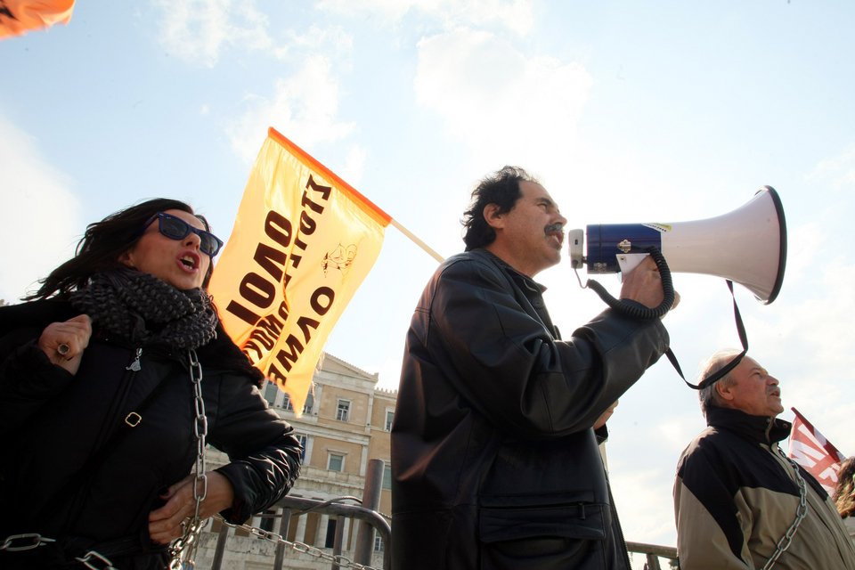 Καθηγητές αλυσοδέθηκαν έξω από τη Βουλή –Διαμαρτυρία κατά της διαθεσιμότητας [εικόνες] | iefimerida.gr 4