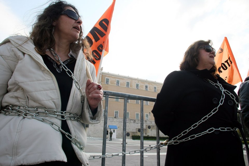 Καθηγητές αλυσοδέθηκαν έξω από τη Βουλή –Διαμαρτυρία κατά της διαθεσιμότητας [εικόνες] | iefimerida.gr 2