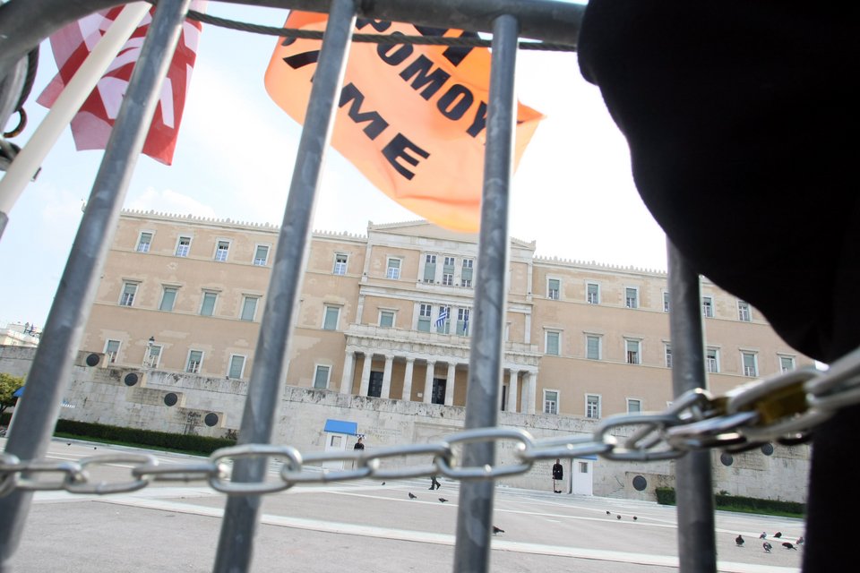 Καθηγητές αλυσοδέθηκαν έξω από τη Βουλή –Διαμαρτυρία κατά της διαθεσιμότητας [εικόνες] | iefimerida.gr 3