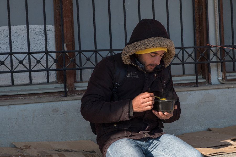 «Κάθε Σαββατοκύριακο, όποιος θέλει, έρχεται και τρώει δωρεάν στο Στέκι μας» λέει ο Χρήστος Γεωργιάδης από το Room 39, προσθέτοντας ότι η ομάδα υποστηρίζει και περίπου άλλα 10 άτομα που διαμένουν σε διαμερίσματα