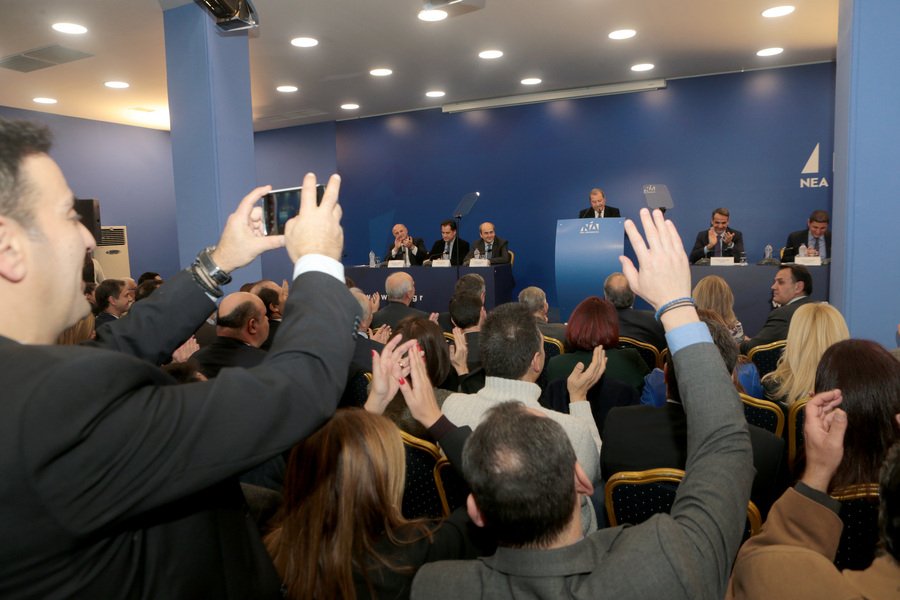 Τα μέλη της Πολιτικής Επιτροπής χειροκροτούν τον Κυριάκο Μητσοτάκη -Φωτογραφία: ΑΠΕ-ΜΠΕ/Παντελής Σαίτας