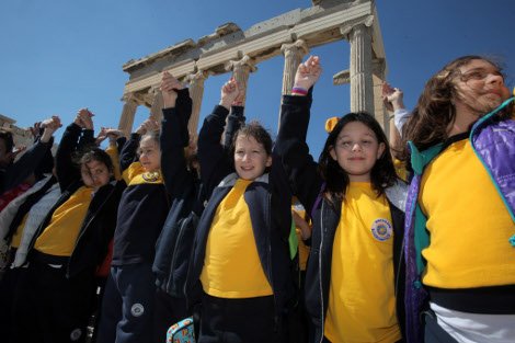 «Αγκαλιάζουμε την Ακρόπολη»: 2.500 παιδιά για την Παγκόσμια Ημέρα κατά του ρατσισμού [εικόνες] | iefimerida.gr 1