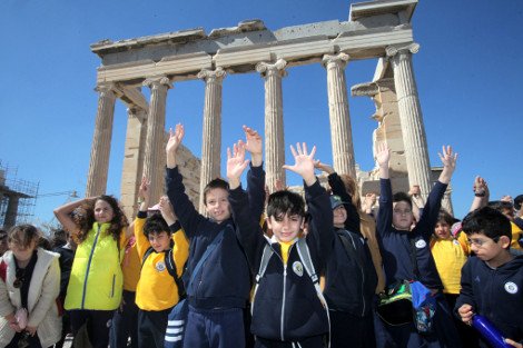 «Αγκαλιάζουμε την Ακρόπολη»: 2.500 παιδιά για την Παγκόσμια Ημέρα κατά του ρατσισμού [εικόνες] | iefimerida.gr 2