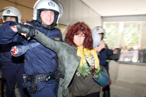 Εικόνες ντροπής από τη βίαιη απομάκρυνση καθαριστριών έξω από το υπουργείο Οικονομικών -Τραυματίστηκαν τέσσερις [εικόνες] | iefimerida.gr 0