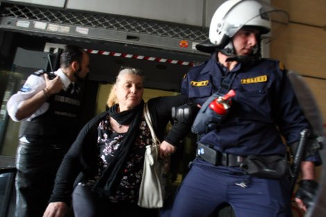 Εικόνες ντροπής από τη βίαιη απομάκρυνση καθαριστριών έξω από το υπουργείο Οικονομικών -Τραυματίστηκαν τέσσερις [εικόνες] | iefimerida.gr 1