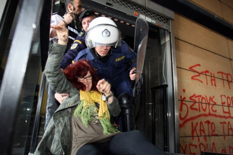 Εικόνες ντροπής από τη βίαιη απομάκρυνση καθαριστριών έξω από το υπουργείο Οικονομικών -Τραυματίστηκαν τέσσερις [εικόνες] | iefimerida.gr 3