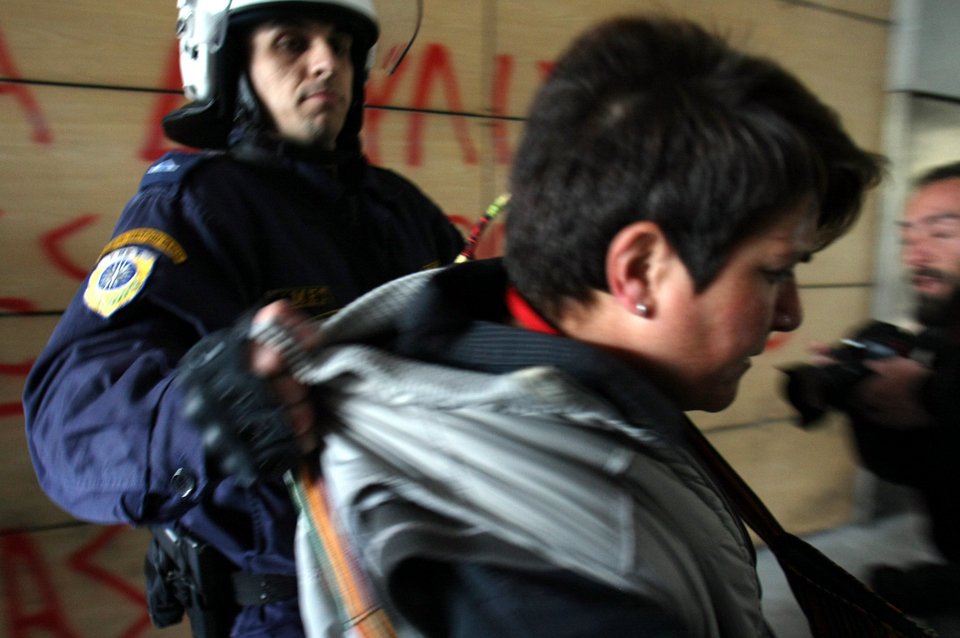 Εικόνες ντροπής από τη βίαιη απομάκρυνση καθαριστριών έξω από το υπουργείο Οικονομικών -Τραυματίστηκαν τέσσερις [εικόνες] | iefimerida.gr 5