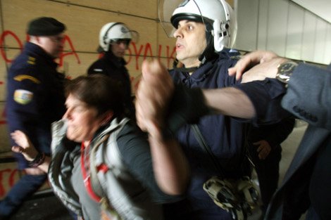 Εικόνες ντροπής από τη βίαιη απομάκρυνση καθαριστριών έξω από το υπουργείο Οικονομικών -Τραυματίστηκαν τέσσερις [εικόνες] | iefimerida.gr 6