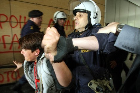 Εικόνες ντροπής από τη βίαιη απομάκρυνση καθαριστριών έξω από το υπουργείο Οικονομικών -Τραυματίστηκαν τέσσερις [εικόνες] | iefimerida.gr 7