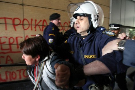 Εικόνες ντροπής από τη βίαιη απομάκρυνση καθαριστριών έξω από το υπουργείο Οικονομικών -Τραυματίστηκαν τέσσερις [εικόνες] | iefimerida.gr 8