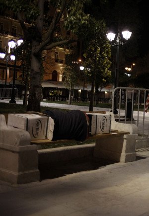 Ξημερώματα Δευτέρας, στην πλατεία Συντάγματος: Ο άντρας που κοιμάται κουλουριασμένος μέσα σε δυο κούτες [εικόνες] | iefimerida.gr 2