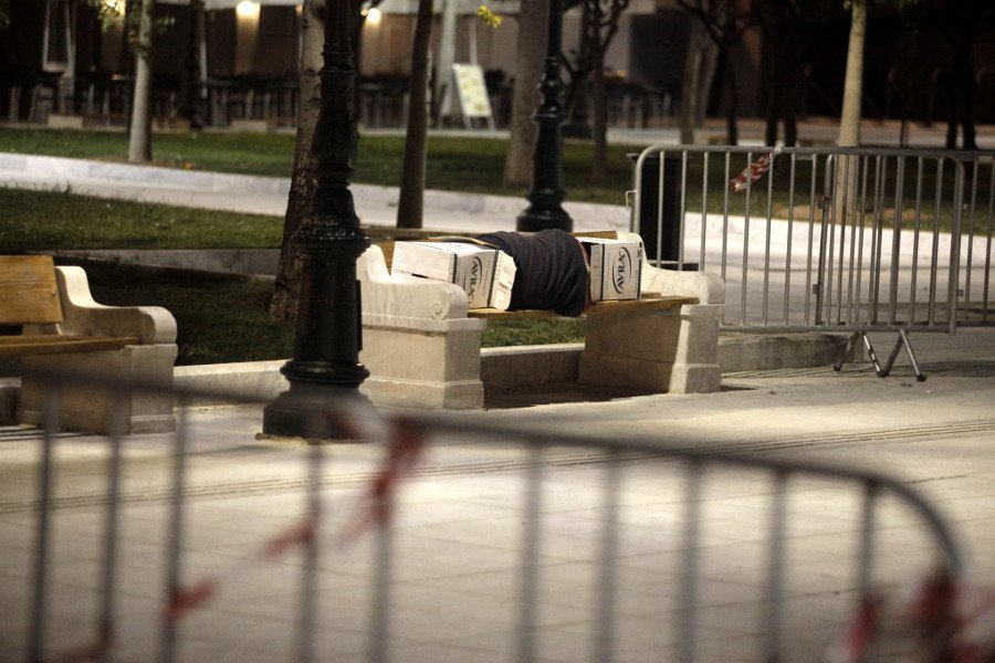 Ξημερώματα Δευτέρας, στην πλατεία Συντάγματος: Ο άντρας που κοιμάται κουλουριασμένος μέσα σε δυο κούτες [εικόνες] | iefimerida.gr 0