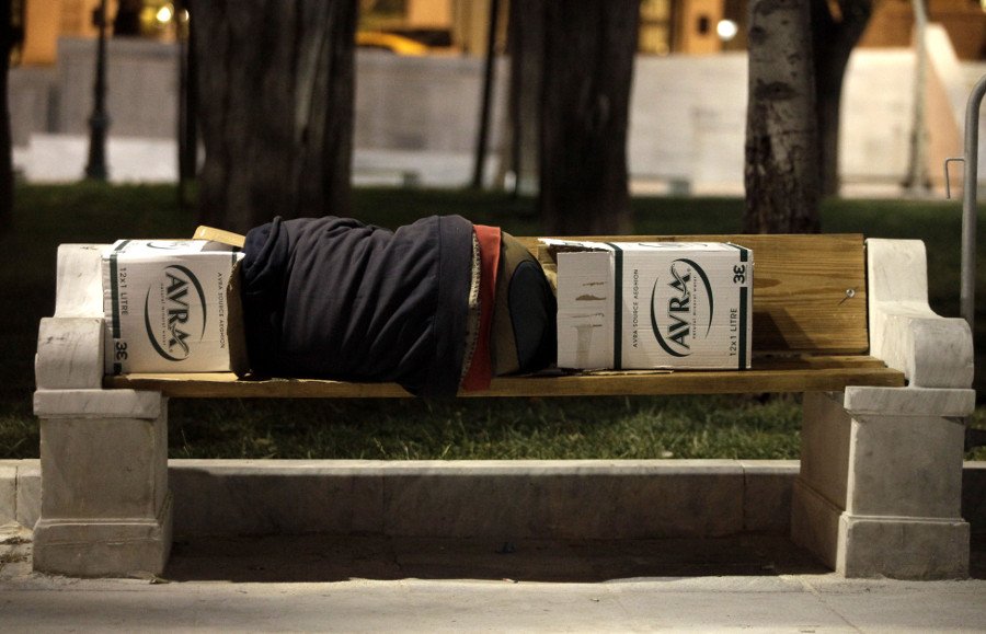 Ξημερώματα Δευτέρας, στην πλατεία Συντάγματος: Ο άντρας που κοιμάται κουλουριασμένος μέσα σε δυο κούτες [εικόνες] | iefimerida.gr 1