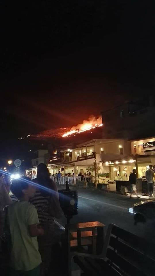 Πυρκαγιά κοντά σε κατοικημένη περιοχή στην Τζιά [εικόνες & βίντεο] | iefimerida.gr 0