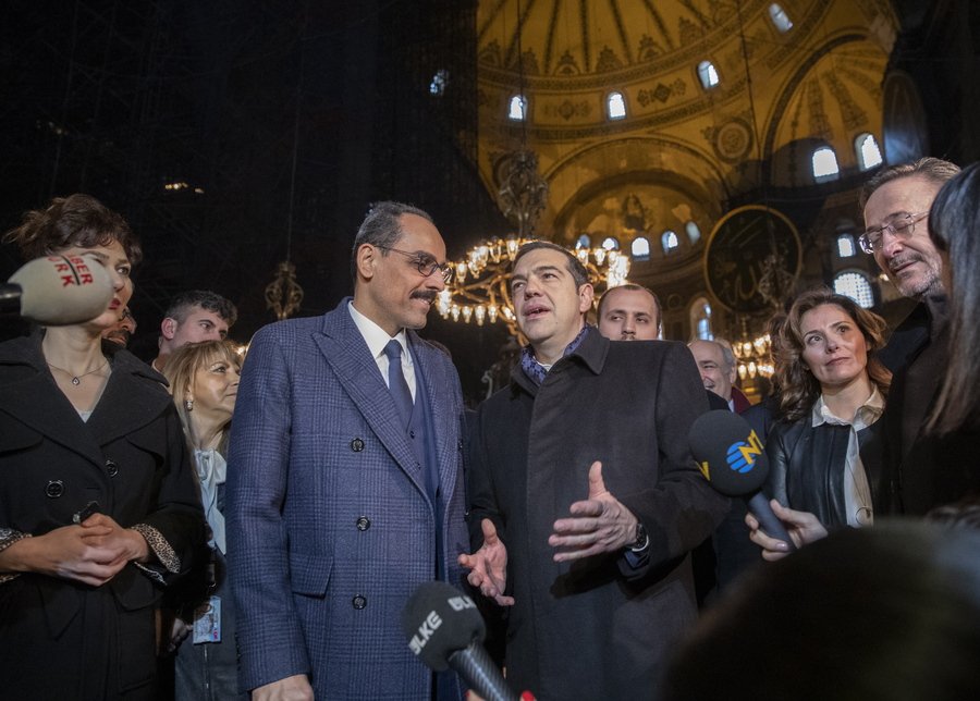 Ο κ. Τσίπρας αρνήθηκε να κάνει κάποια δήλωση, λέγοντας μόνο ότι είναι πολύ χαρούμενος που βρίσκεται σε ένα τόσο ιστορικό μέρος
