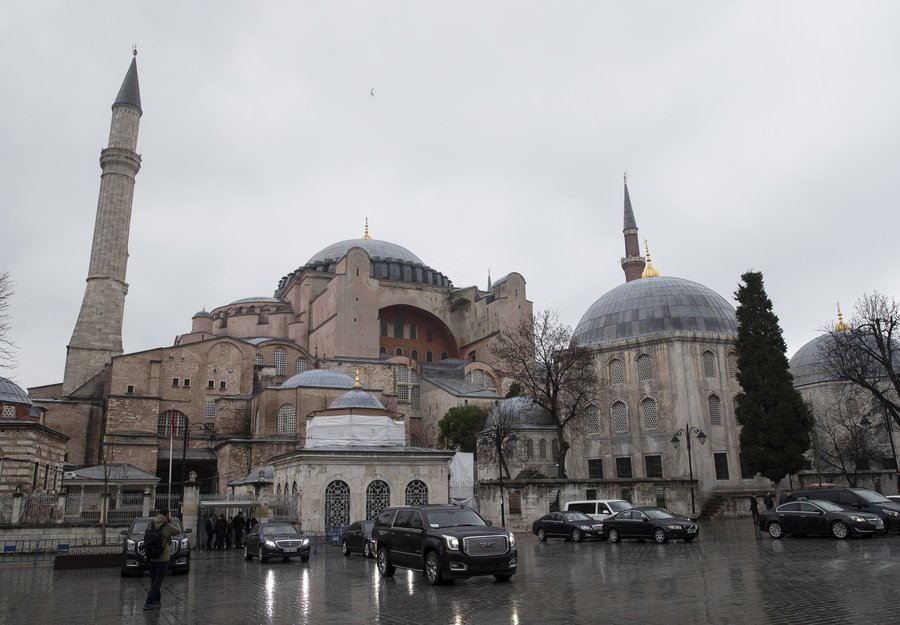 Ο Αλέξης Τσίπρας έφτασε λίγο μετά τις 09:00 στην Αγία Σοφία