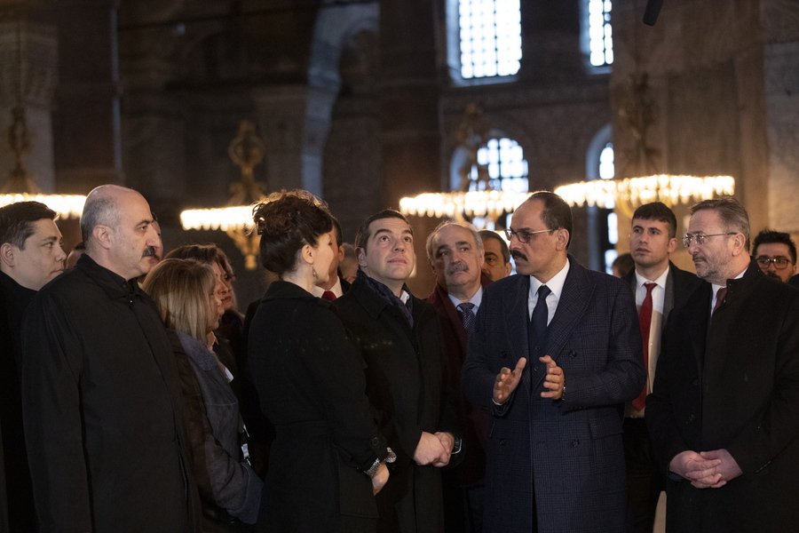 Τον κ. Τσίπρα υποδεχθηκε ο εκπρόσωπος της τουρκικής Δημοκρατίας Ιμπραήμ Καλίν, ο οποίος συνόδευσε τον Έλληνα πρωθυπουργό στην ξενάγηση