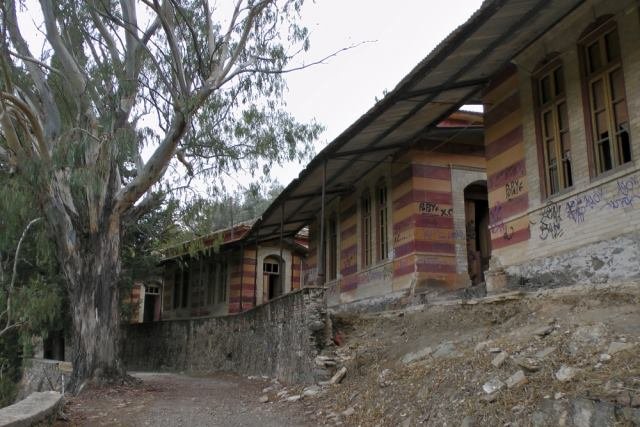 Μέσα στο εγκαταλελειμμένο Ασυλο Λεπρών της Χίου: Φάρμακα, κρεβάτια, κούκλες, όλα σε αποσύνθεση [εικόνες & βίντεο]  | iefimerida.gr 2