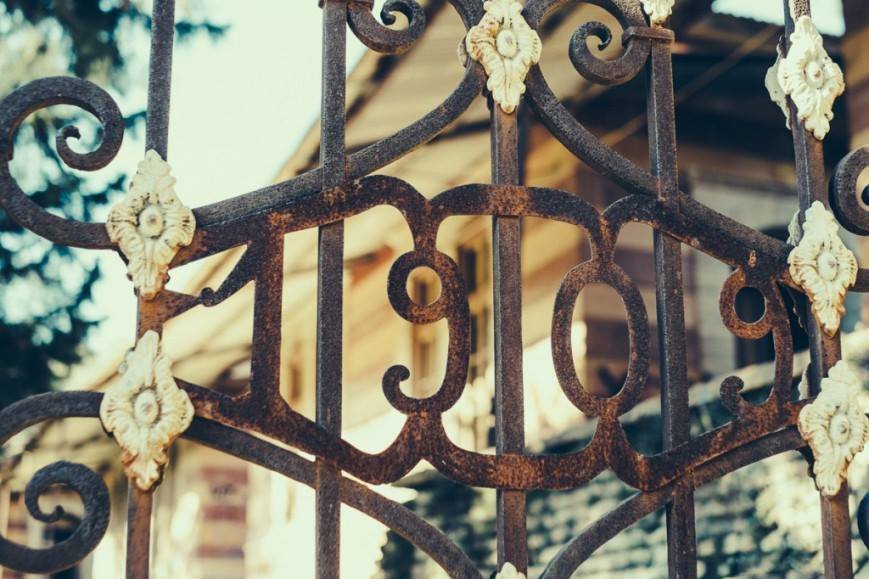 Μέσα στο εγκαταλελειμμένο Ασυλο Λεπρών της Χίου: Φάρμακα, κρεβάτια, κούκλες, όλα σε αποσύνθεση [εικόνες & βίντεο]  | iefimerida.gr 1