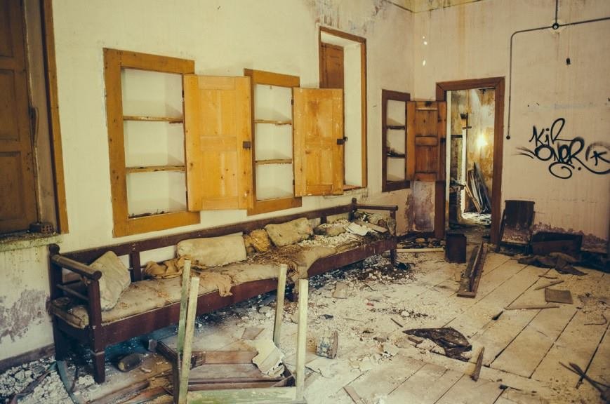 Μέσα στο εγκαταλελειμμένο Ασυλο Λεπρών της Χίου: Φάρμακα, κρεβάτια, κούκλες, όλα σε αποσύνθεση [εικόνες & βίντεο]  | iefimerida.gr 3
