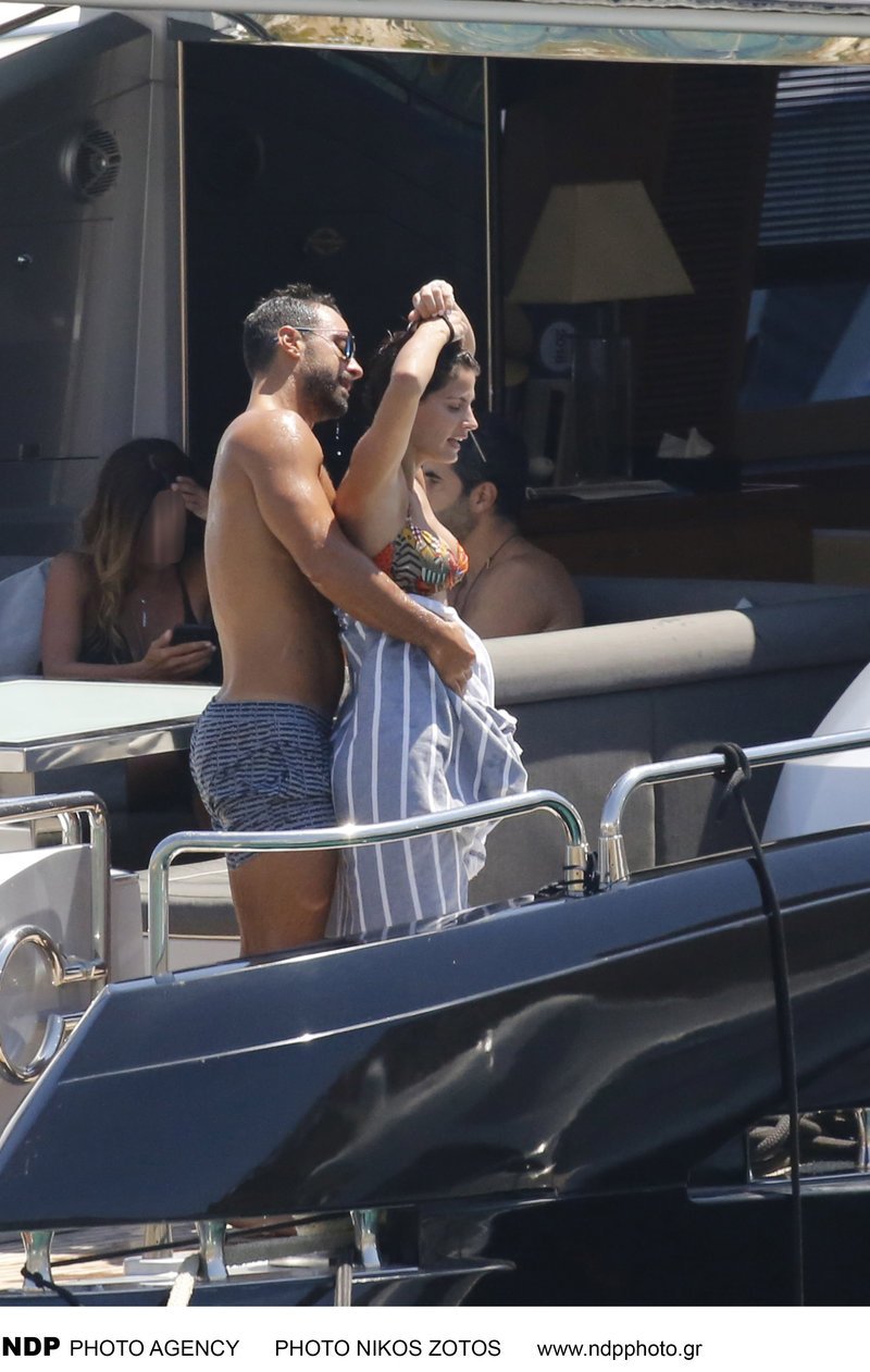 Τρυφερές στιγμές για Μπόμπα-Τανιμανίδη σε σκάφος -Λίγο πριν τον γάμο [εικόνες] | iefimerida.gr 0