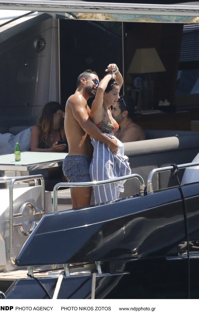 Τρυφερές στιγμές για Μπόμπα-Τανιμανίδη σε σκάφος -Λίγο πριν τον γάμο [εικόνες] | iefimerida.gr 1