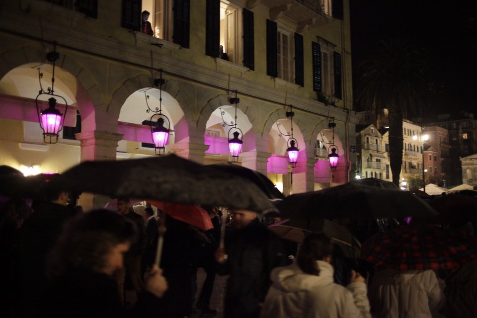 Κορυφώνεται το Θείο Δράμα στην Κέρκυρα: Κατάνυξη με 12ωρη περιφορά Επιταφίων [εικόνες]  | iefimerida.gr 3