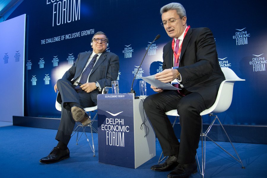 O πρώην Πρόεδρος της Ευρωπαϊκής Επιτροπής Jose Manuel Barroso συνομιλεί με τον Νίκο Χατζηνικολάου -Φωτογραφία: ΑΠΕ-ΜΠΕ/ΒΑΣΙΛΗΣ ΑΣΒΕΣΤΟΠΟΥΛΟΣ