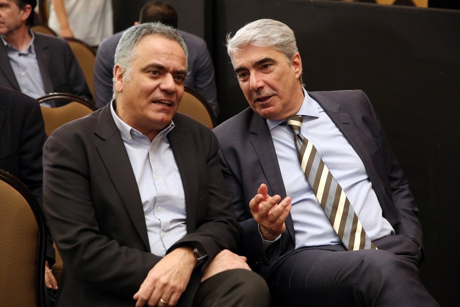 Ο γραμματέας του ΣΥΡΙΖΑ Πάνος Σκουρλέτης (αριστερά) με τον βουλευτή της ΝΔ Σίμο Κεδίκογλου -Φωτογραφία: ΑΠΕ-ΜΠΕ/ΟΡΕΣΤΗΣ ΠΑΝΑΓΙΩΤΟΥ