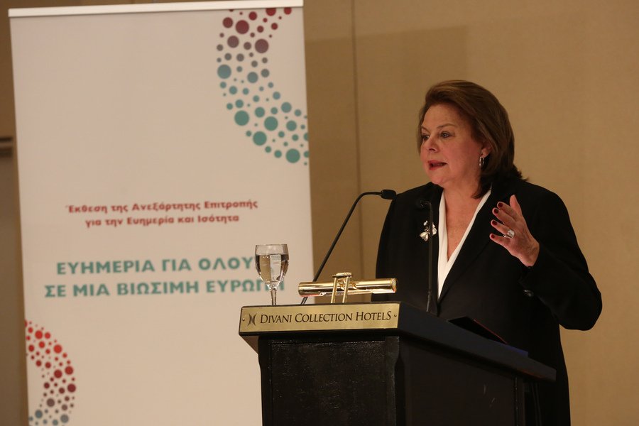 Η πρώην υπουργός Λούκα Κατσέλη στο βήμα -Φωτογραφία: ΑΠΕ-ΜΠΕ/ΟΡΕΣΤΗΣ ΠΑΝΑΓΙΩΤΟΥ