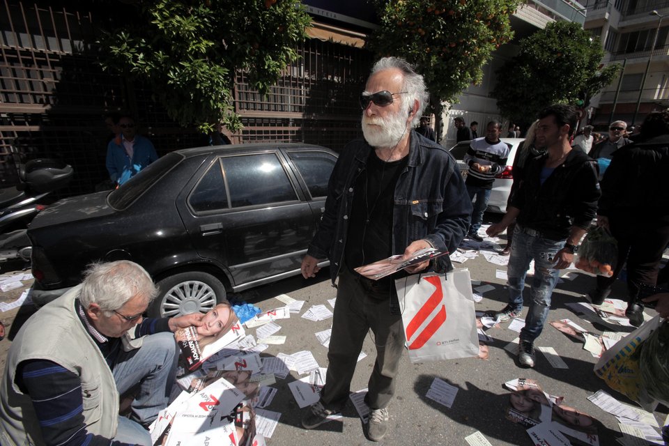 Συνεργάτες της Ρένας Δούρου δέχθηκαν επίθεση, την ώρα που μοίραζαν φυλλάδια σε λαϊκή στον Κολωνό [εικόνες] | iefimerida.gr 0