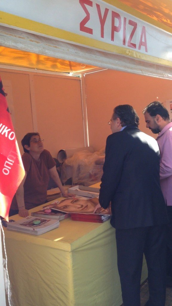 Ο Γιώργος Κουμουτσάκος κατέβασε αφίσα της Ρένας Δούρου στην Καλλιθέα [εικόνες] | iefimerida.gr 1