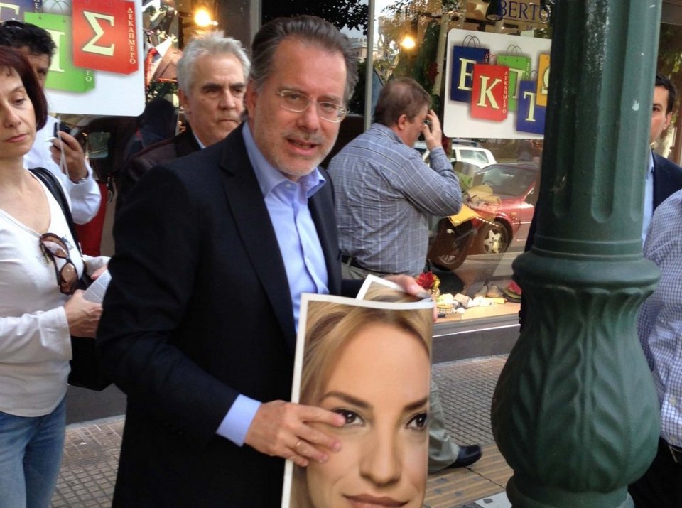 Ο Γιώργος Κουμουτσάκος κατέβασε αφίσα της Ρένας Δούρου στην Καλλιθέα [εικόνες] | iefimerida.gr 0